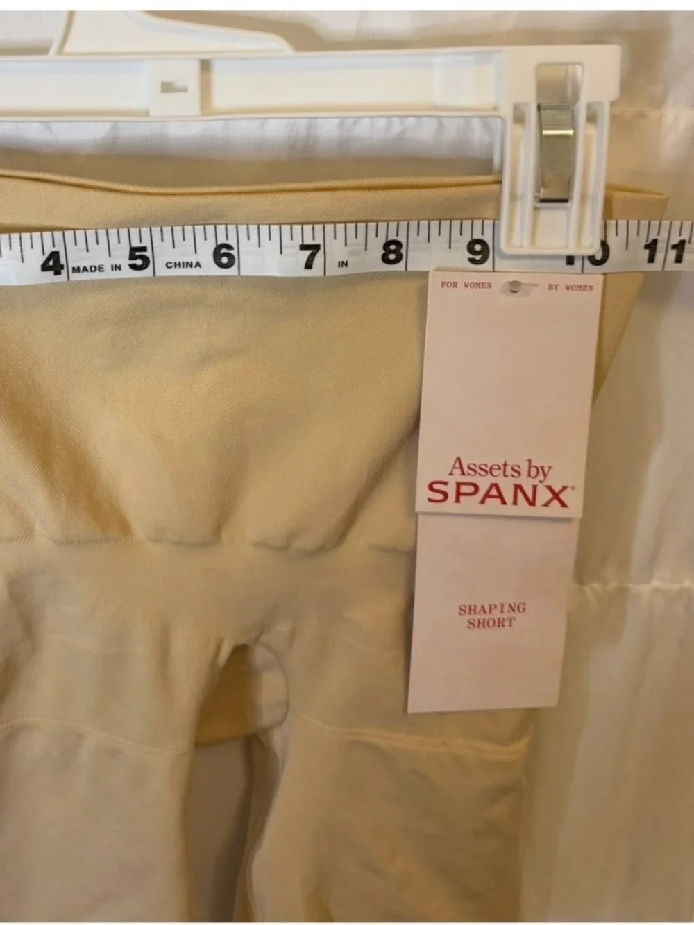 *NEW* ASSETS BY SPANX size MEDIUM Remarkable Results SHAPING SHORT compression
